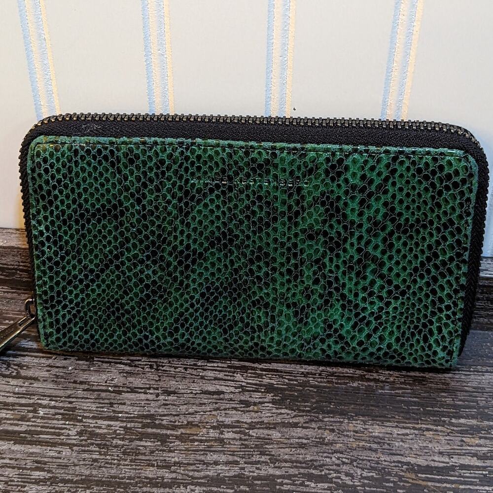 Aimee Kestenberg Green Snakeskin Wallet/Card Holder Zip Closure
